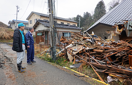 土砂崩れの現場を視察