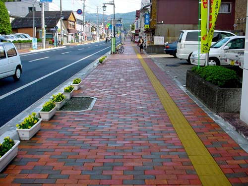 焼却灰を利用したレンガの歩道「エコ・ロード」の写真