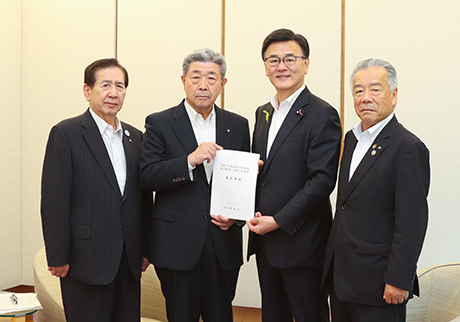 森屋内閣官房副長官（右から2人目）