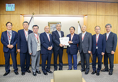 馬場総務副大臣（中央）