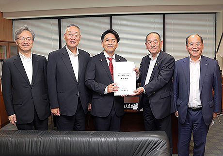 三浦厚生労働大臣政務官（中央）