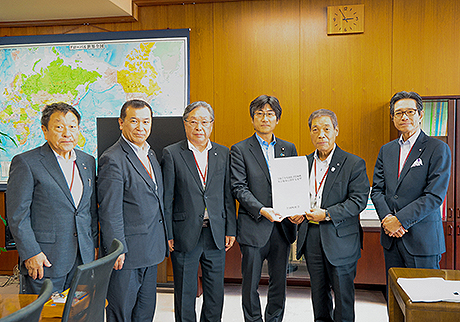 舞立農林水産大臣政務官（右から3人目）