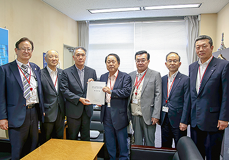 山本道路局長（右から3人目）