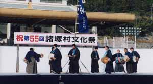「諸塚村文化祭」の1コマ、立岩地区に伝わる「臼太鼓踊り」の公演の写真