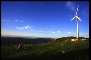 カルスト台地に回る風車の写真