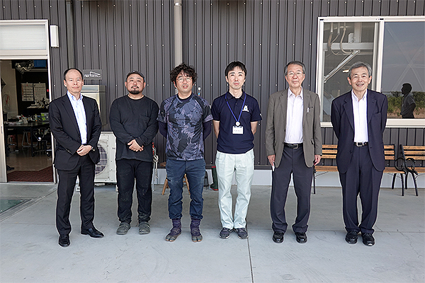 (株)FORTHEESの碾茶工場の前で東彼杵町職員・坂本修一氏（右から３人目）を囲んで。
