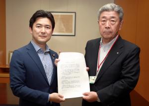 安江文部科学大臣政務官（左）