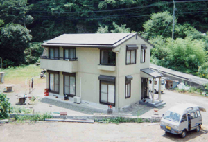 民家屋根の太陽光発電の写真