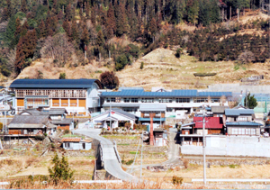 越知面交流センター（左）＆小学校太陽光発電施設の写真