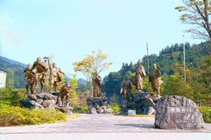 志士の群像「維新の門」の写真