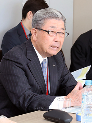 意見を述べる吉田会長