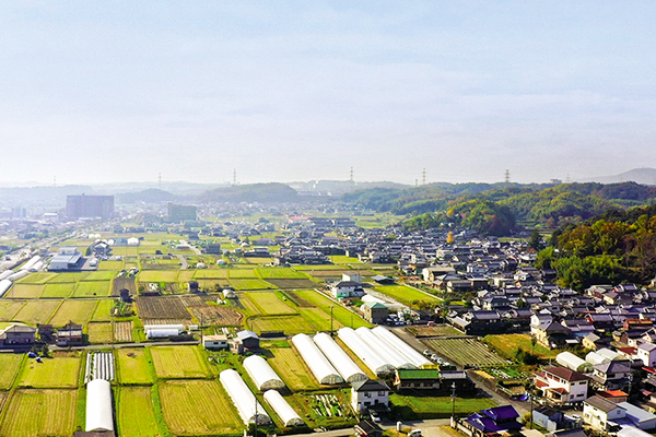北部田園地帯から南方向を臨む精華町の風景