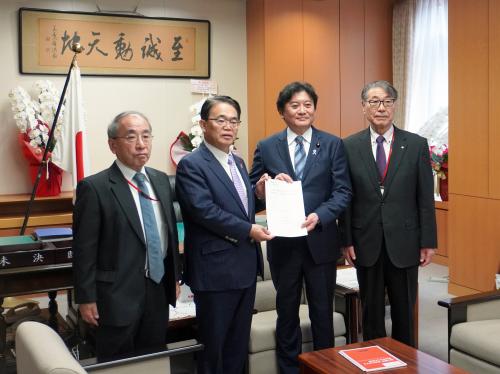 伊藤全国町村会理事・行政委員会委員（右）