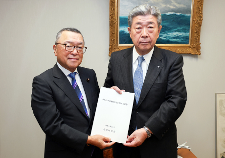 宮沢洋一税制調査会長（左）