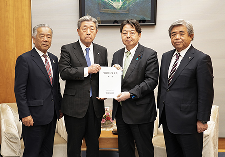林内閣官房長官（右から２人目）