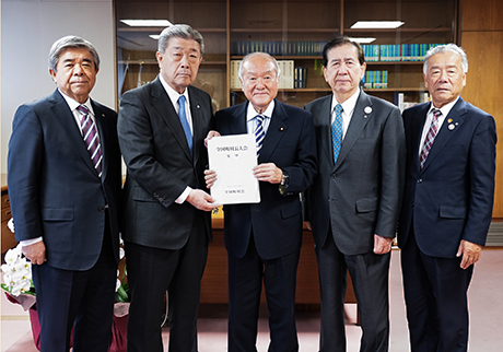 鈴木総務会長（中央）