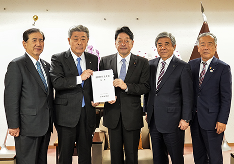 小野寺政務調査会長（中央）