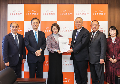 三原こども政策担当大臣（左から３人目）