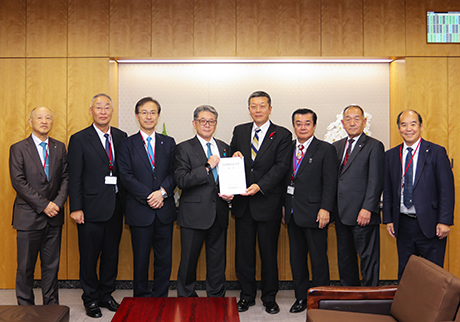 冨樫総務副大臣（左から４人目）