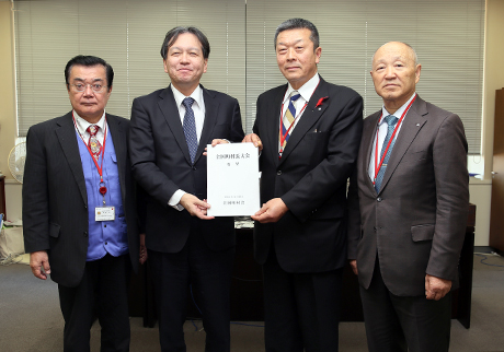 大沢自治財政局長（左から２人目）