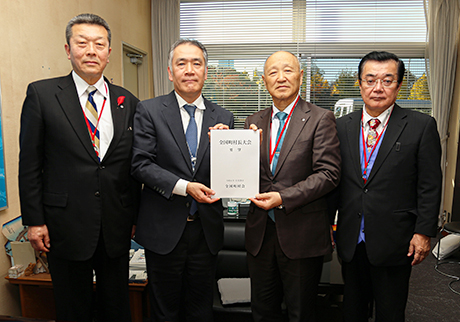 山本道路局長（左から２人目）
