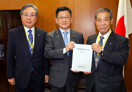 庄子農林水産大臣政務官（中央）