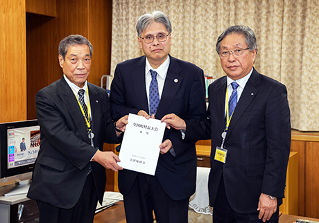 長井農林水産大臣官房長（中央）
