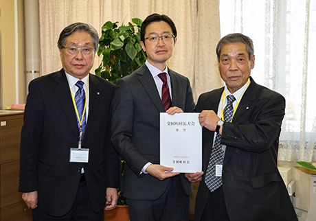 前島農村振興局長（中央）