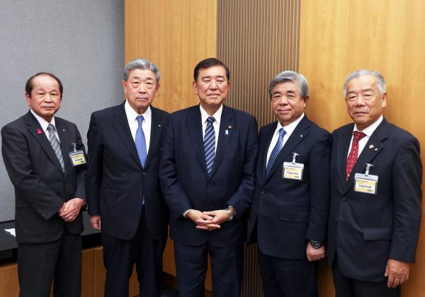 左から𠮷田鳥取県八頭町長、吉田会長、石破内閣総理大臣、棚野会長代行、田島会長代行