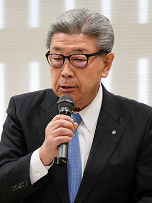 挨拶する吉田会長