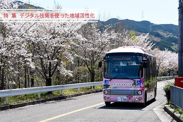 桜並木を走行するカナちゃんバス