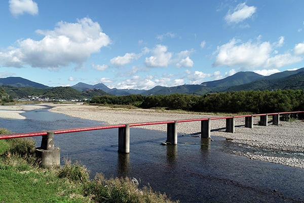 清流「富田川 」と潜水橋
