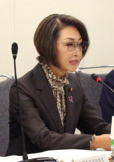 発言する三原大臣