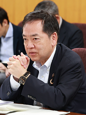 発言する浅尾大臣