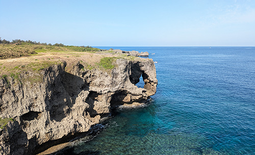 万座毛。東シナ海を臨む