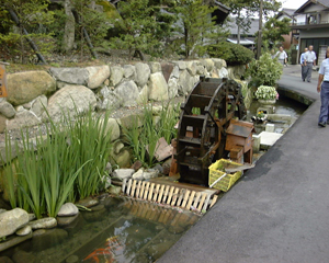 住民が設置した水車の写真