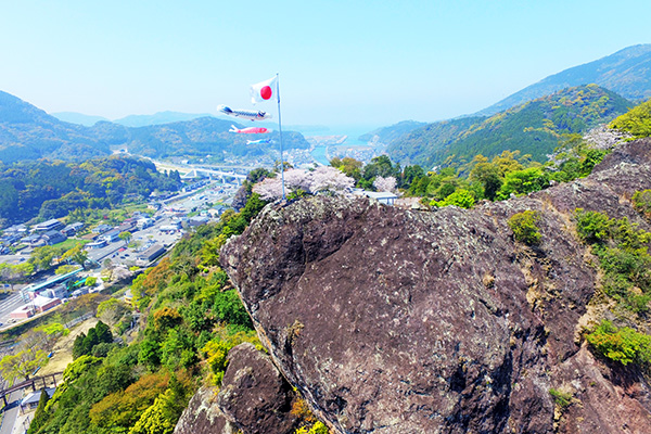 町のシンボル重盤岩