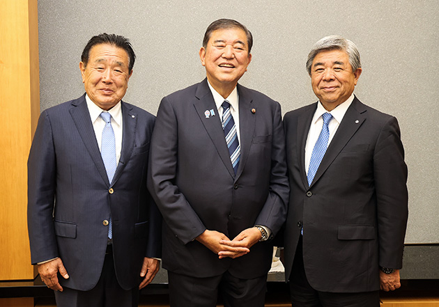 石破内閣総理大臣（中央）、棚野会長（右）、鈴木会長代行（左）
