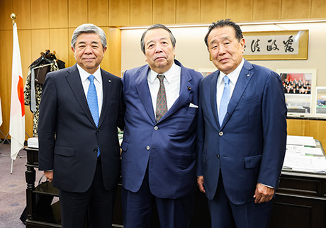 村上総務大臣（中央）