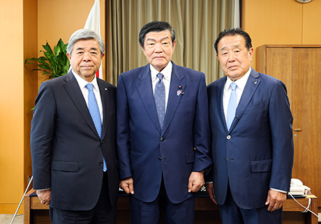 伊東地方創生担当、新しい地方経済・生活環境創生担当大臣（中央）