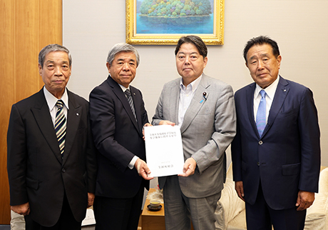 林内閣官房長官（右から2人目）