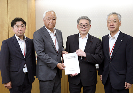 冨樫総務副大臣（右から２人目）