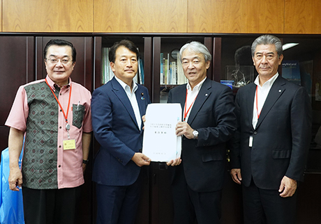笹川農林水産副大臣（右から３人目