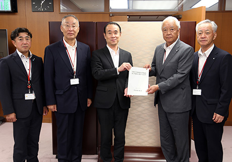塩見国土交通審議官（中央）