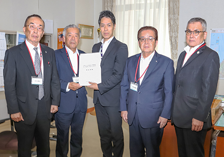 今泉文部科学省大臣官房総括審議官（中央）