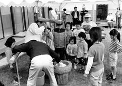 2002年10月26日ふるさと再発見バスツアーで訪れた京阪神の親子ツアー客たち