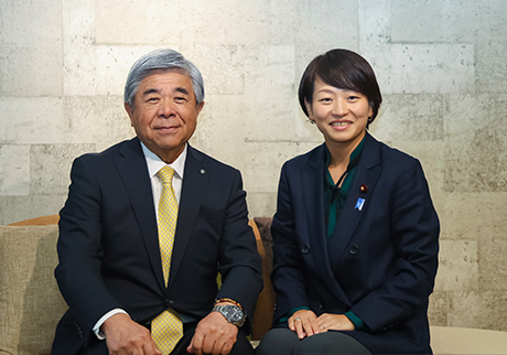 棚野会長（左）、鈴木広報本部長（右）