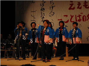 岡山弁パフォーマンス　童謡とハーモニカ演奏の写真