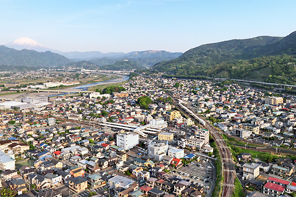 電車２路線が乗り入れ、東名高速道路のICも近い市街地。地域全体が富士山のフォトスポットです