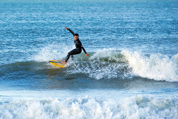 浜厚真海岸に集うサーファー